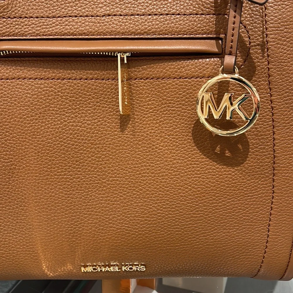 MICHAEL KORS CARINE LARGE FRONT ZIP POCKET SHOULDER TOTE BAG PURSE
NWT
LUGGAGE - Picture 11 of 16